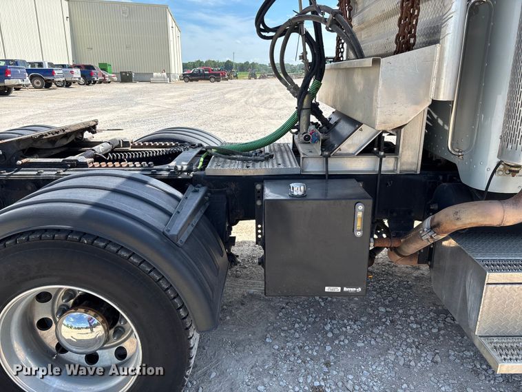 image for item FC5863 2007 Peterbilt 340 semi truck