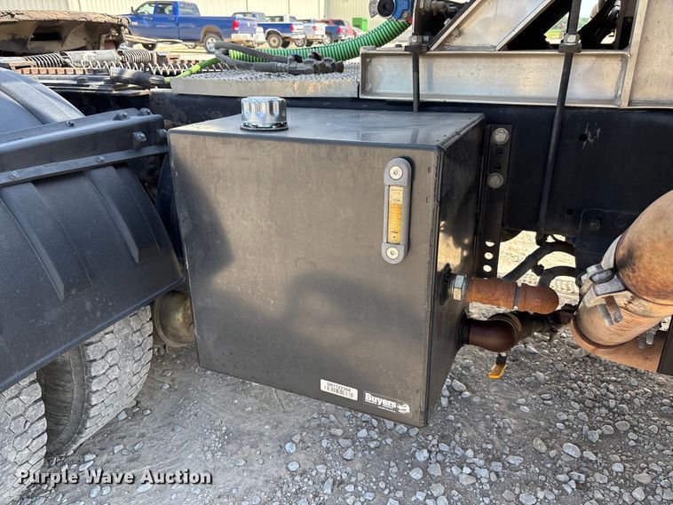 image for item FC5863 2007 Peterbilt 340 semi truck