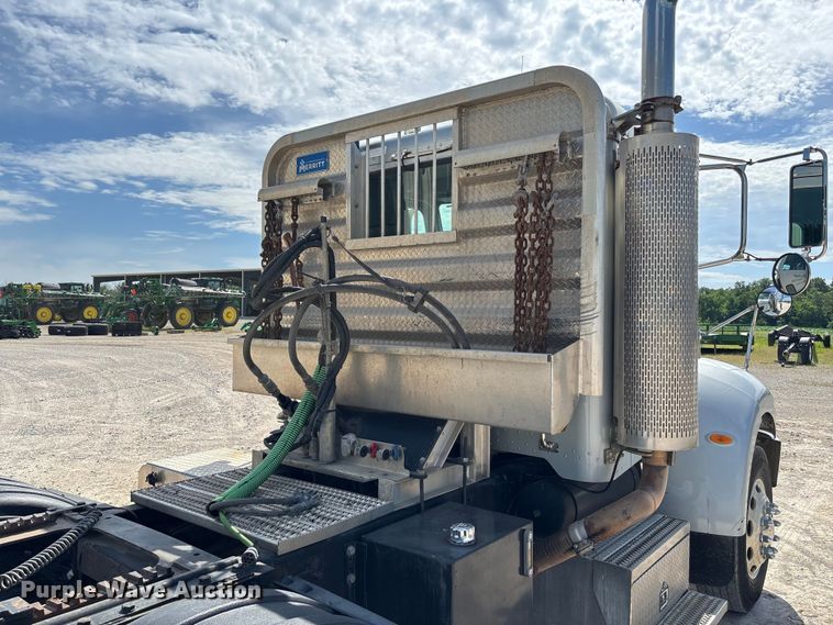 image for item FC5863 2007 Peterbilt 340 semi truck