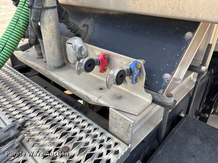 image for item FC5863 2007 Peterbilt 340 semi truck