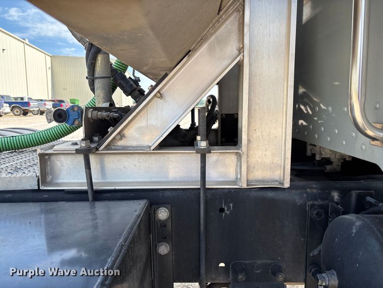 image for item FC5863 2007 Peterbilt 340 semi truck