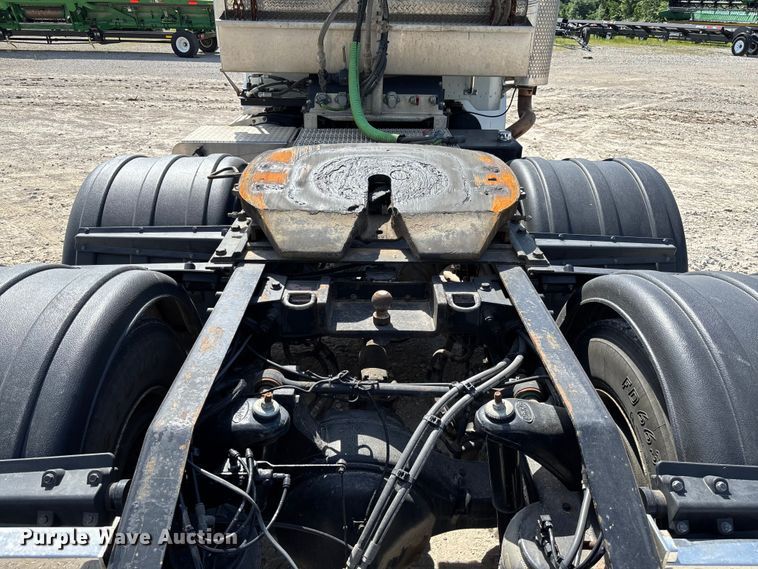 image for item FC5863 2007 Peterbilt 340 semi truck