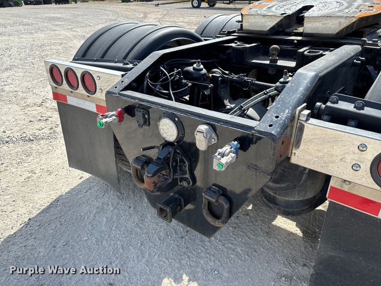 image for item FC5863 2007 Peterbilt 340 semi truck