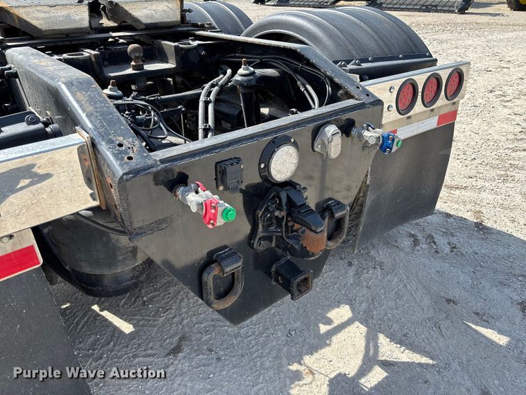 image for item FC5863 2007 Peterbilt 340 semi truck