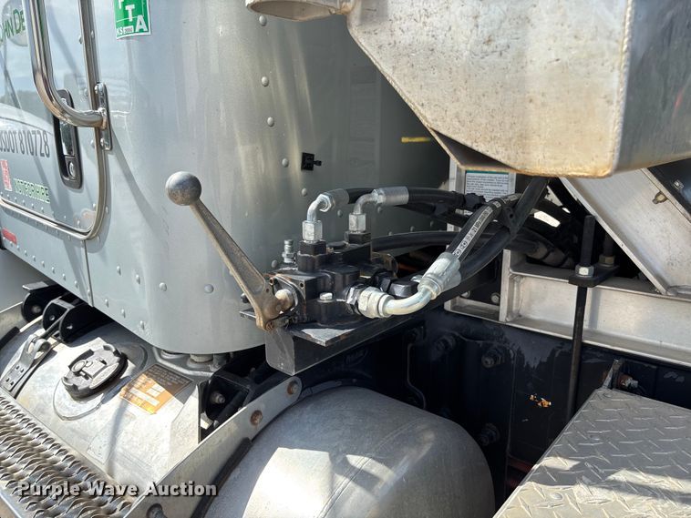 image for item FC5863 2007 Peterbilt 340 semi truck