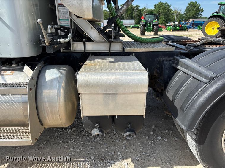image for item FC5863 2007 Peterbilt 340 semi truck
