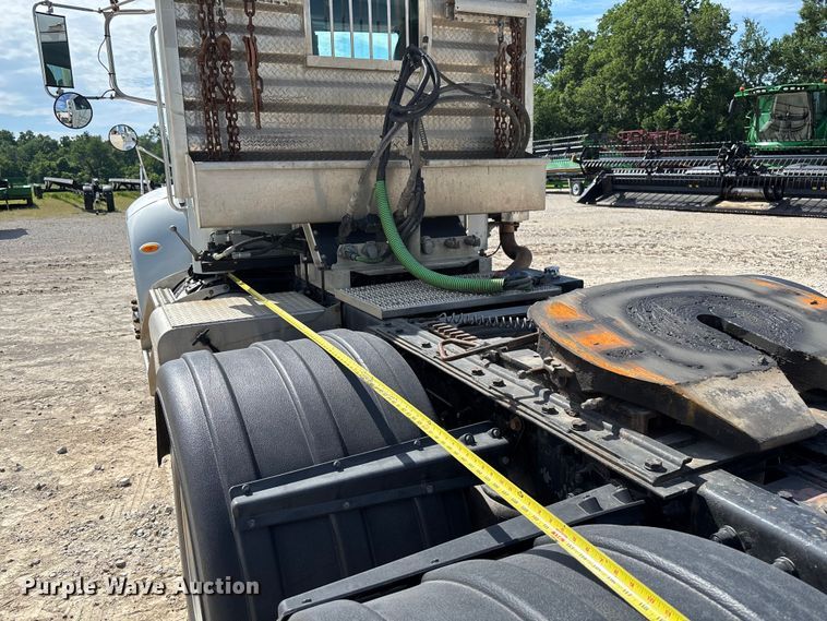 image for item FC5863 2007 Peterbilt 340 semi truck