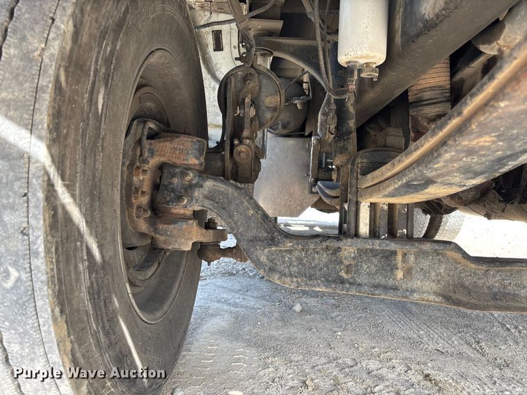 image for item FC5863 2007 Peterbilt 340 semi truck