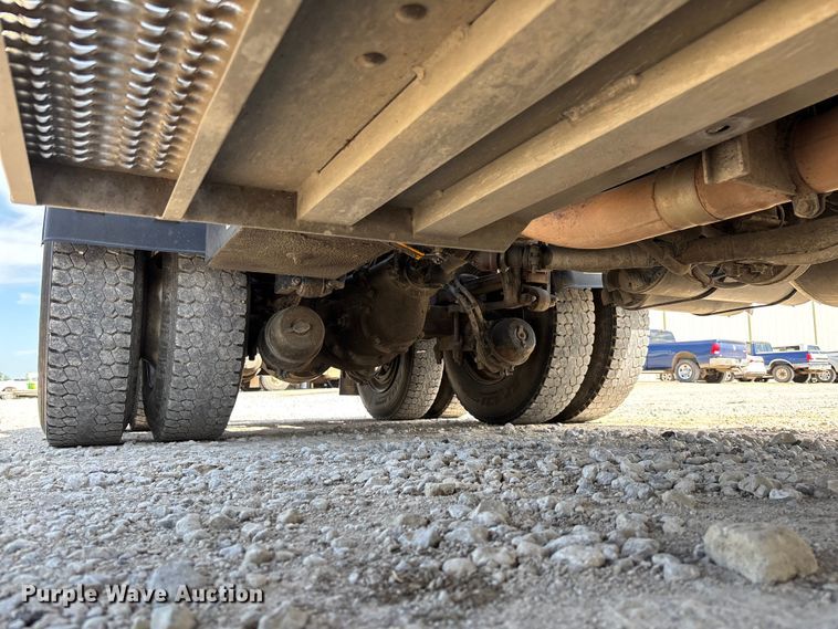 image for item FC5863 2007 Peterbilt 340 semi truck