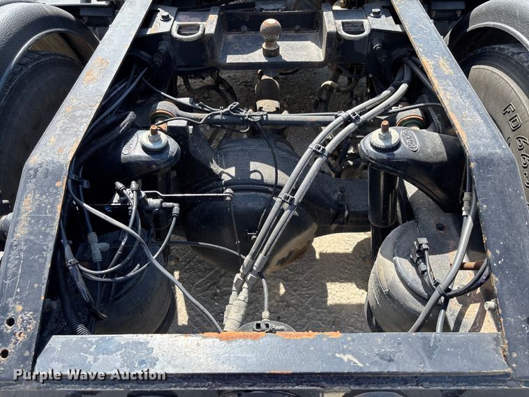 image for item FC5863 2007 Peterbilt 340 semi truck