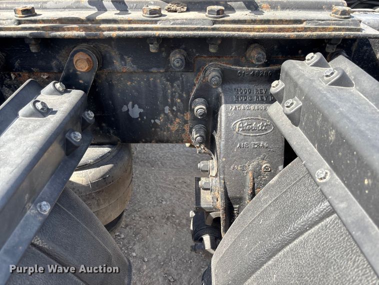 image for item FC5863 2007 Peterbilt 340 semi truck