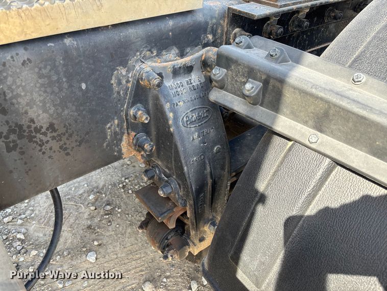image for item FC5863 2007 Peterbilt 340 semi truck