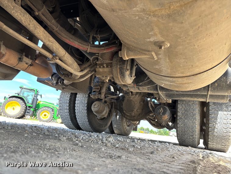 image for item FC5863 2007 Peterbilt 340 semi truck