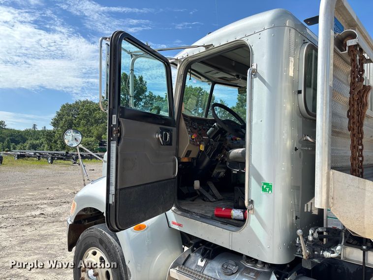 image for item FC5863 2007 Peterbilt 340 semi truck