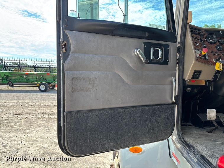 image for item FC5863 2007 Peterbilt 340 semi truck