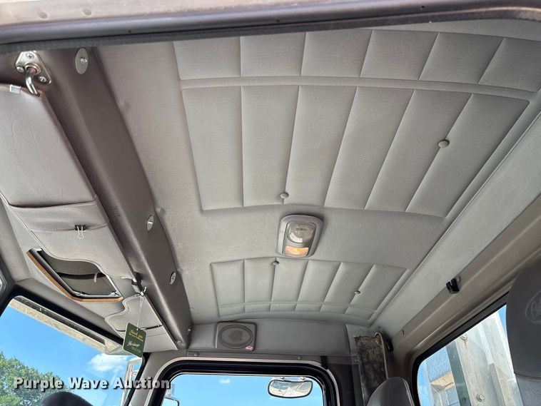 image for item FC5863 2007 Peterbilt 340 semi truck