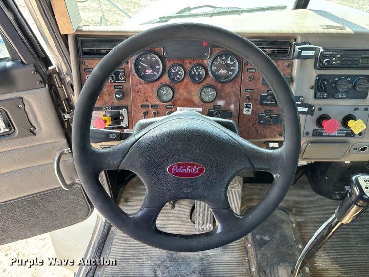 image for item FC5863 2007 Peterbilt 340 semi truck
