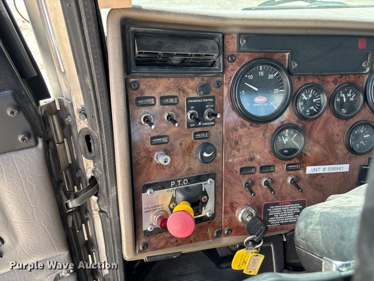 image for item FC5863 2007 Peterbilt 340 semi truck