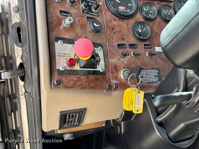 image for item FC5863 2007 Peterbilt 340 semi truck