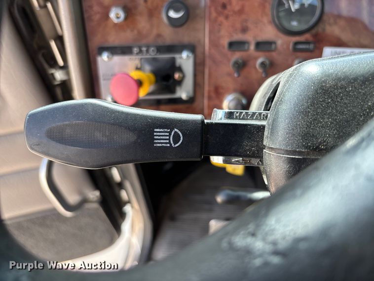 image for item FC5863 2007 Peterbilt 340 semi truck
