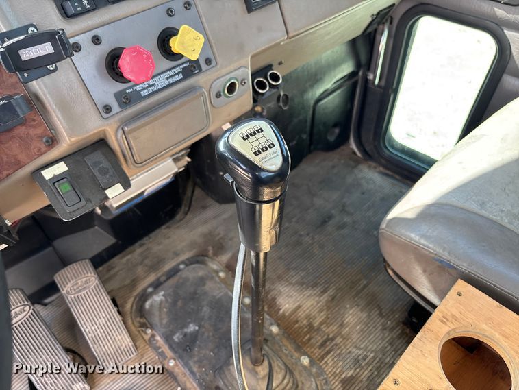 image for item FC5863 2007 Peterbilt 340 semi truck