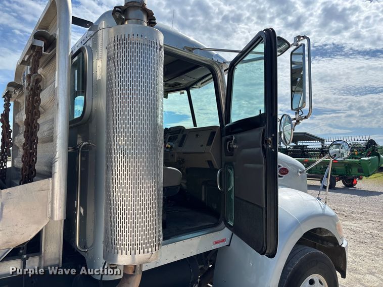 image for item FC5863 2007 Peterbilt 340 semi truck