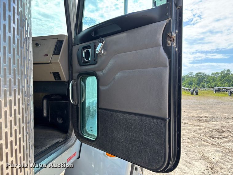 image for item FC5863 2007 Peterbilt 340 semi truck