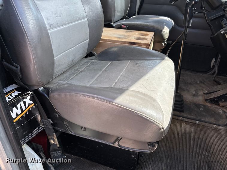 image for item FC5863 2007 Peterbilt 340 semi truck