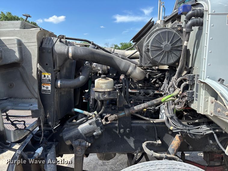 image for item FC5863 2007 Peterbilt 340 semi truck