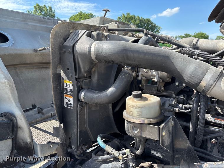 image for item FC5863 2007 Peterbilt 340 semi truck