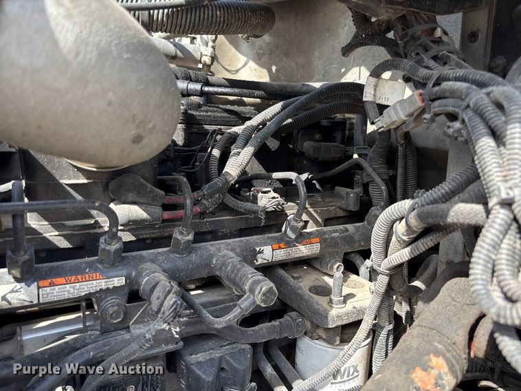 image for item FC5863 2007 Peterbilt 340 semi truck