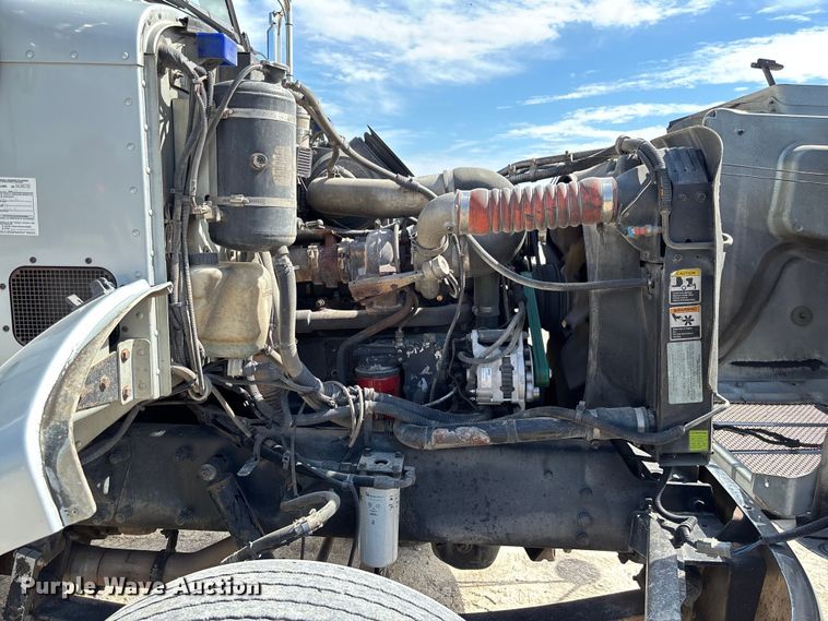 image for item FC5863 2007 Peterbilt 340 semi truck