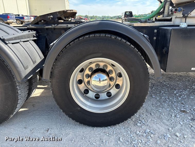 image for item FC5863 2007 Peterbilt 340 semi truck