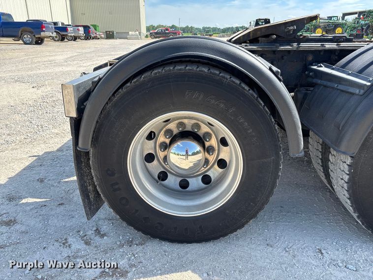 image for item FC5863 2007 Peterbilt 340 semi truck