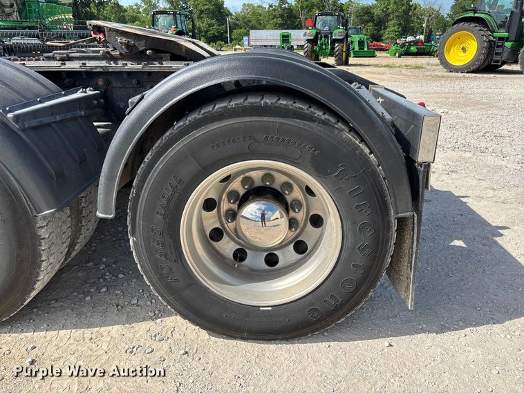image for item FC5863 2007 Peterbilt 340 semi truck