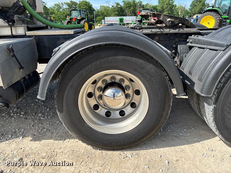 image for item FC5863 2007 Peterbilt 340 semi truck
