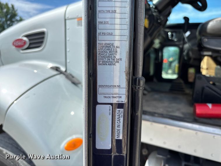image for item FC5863 2007 Peterbilt 340 semi truck
