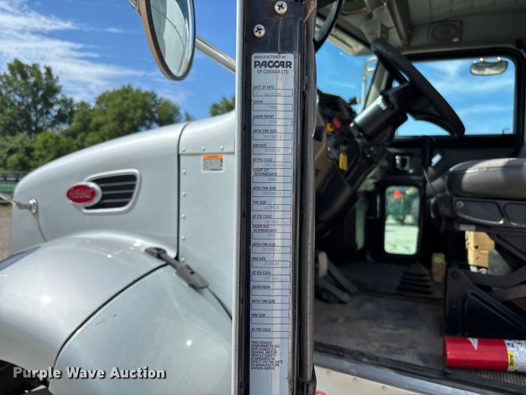 image for item FC5863 2007 Peterbilt 340 semi truck