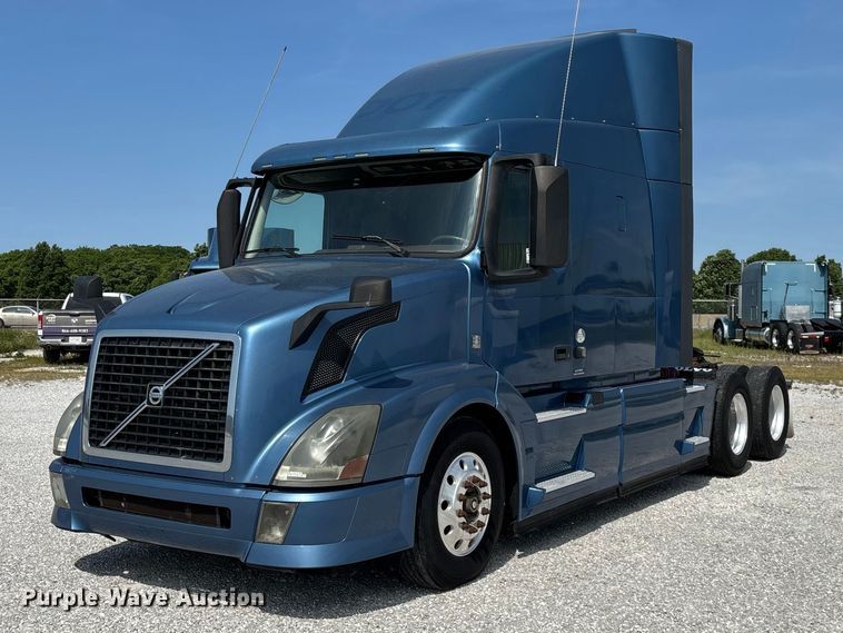 image for item FG0372 2014 Volvo VN Series semi truck