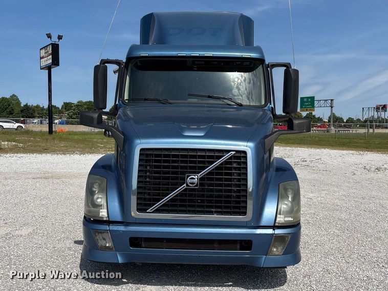 image for item FG0372 2014 Volvo VN Series semi truck