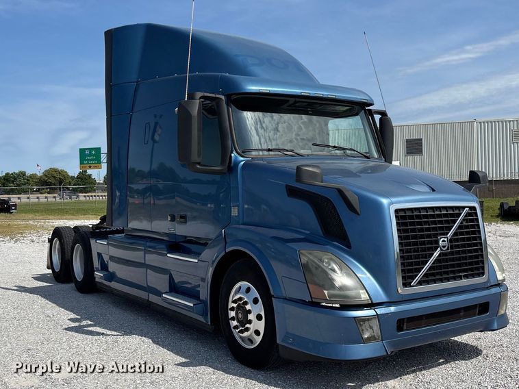 image for item FG0372 2014 Volvo VN Series semi truck