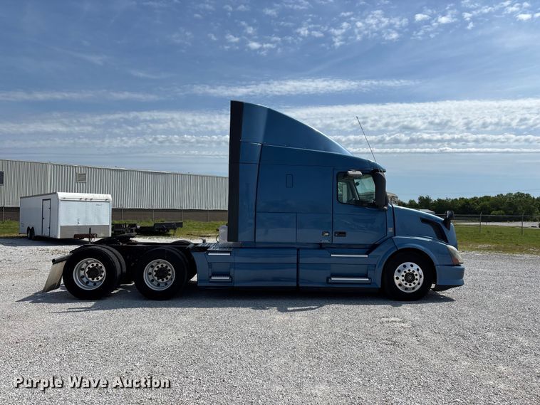 image for item FG0372 2014 Volvo VN Series semi truck