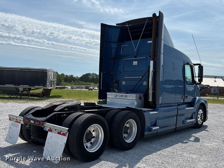 image for item FG0372 2014 Volvo VN Series semi truck