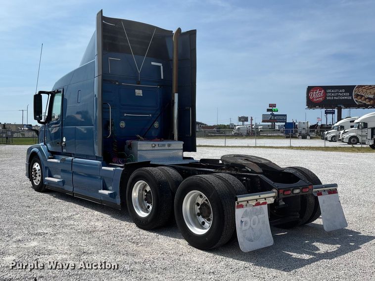 image for item FG0372 2014 Volvo VN Series semi truck
