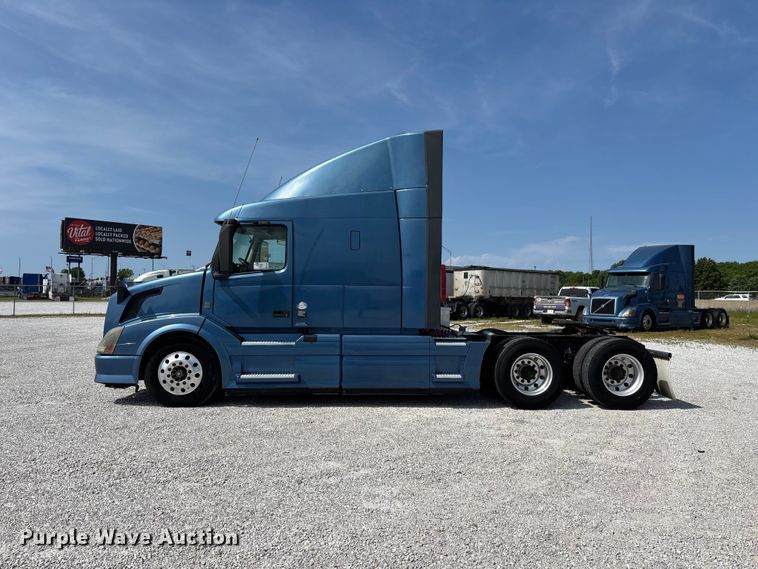 image for item FG0372 2014 Volvo VN Series semi truck