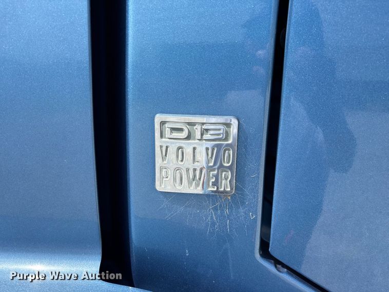 image for item FG0372 2014 Volvo VN Series semi truck