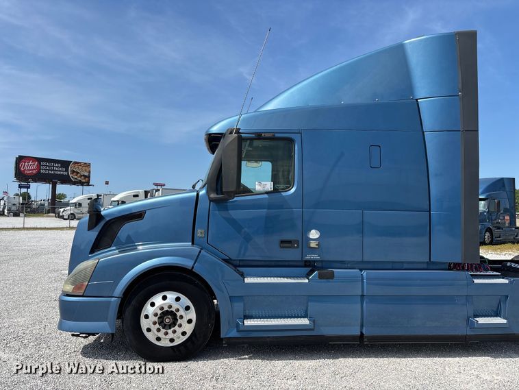 image for item FG0372 2014 Volvo VN Series semi truck