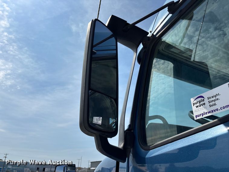 image for item FG0372 2014 Volvo VN Series semi truck