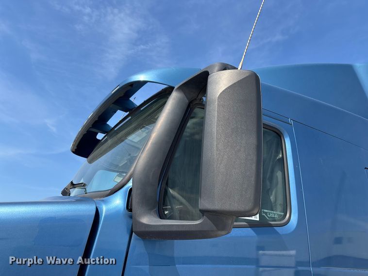 image for item FG0372 2014 Volvo VN Series semi truck