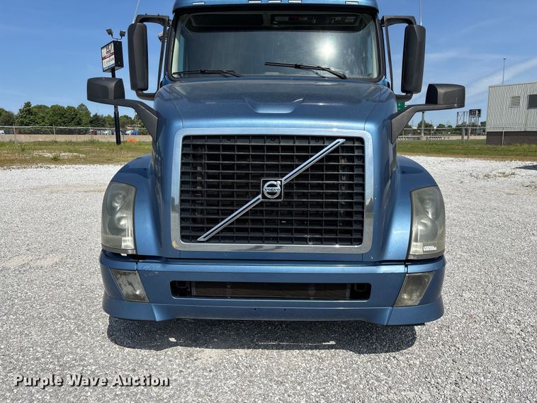 image for item FG0372 2014 Volvo VN Series semi truck